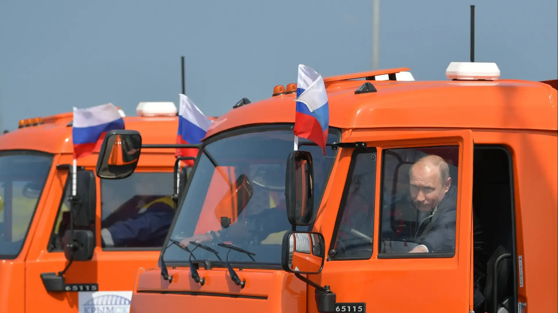 נשיא רוסיה פוטין נוהג במשאית בחניכת גשר חדש בין רוסיה לחצי האי קרים, 15 במאי 2018 נשיא רוסיה פוטין נוהג במשאית בחניכת גשר חדש בין רוסיה לחצי האי קרים, 15 במאי 2018