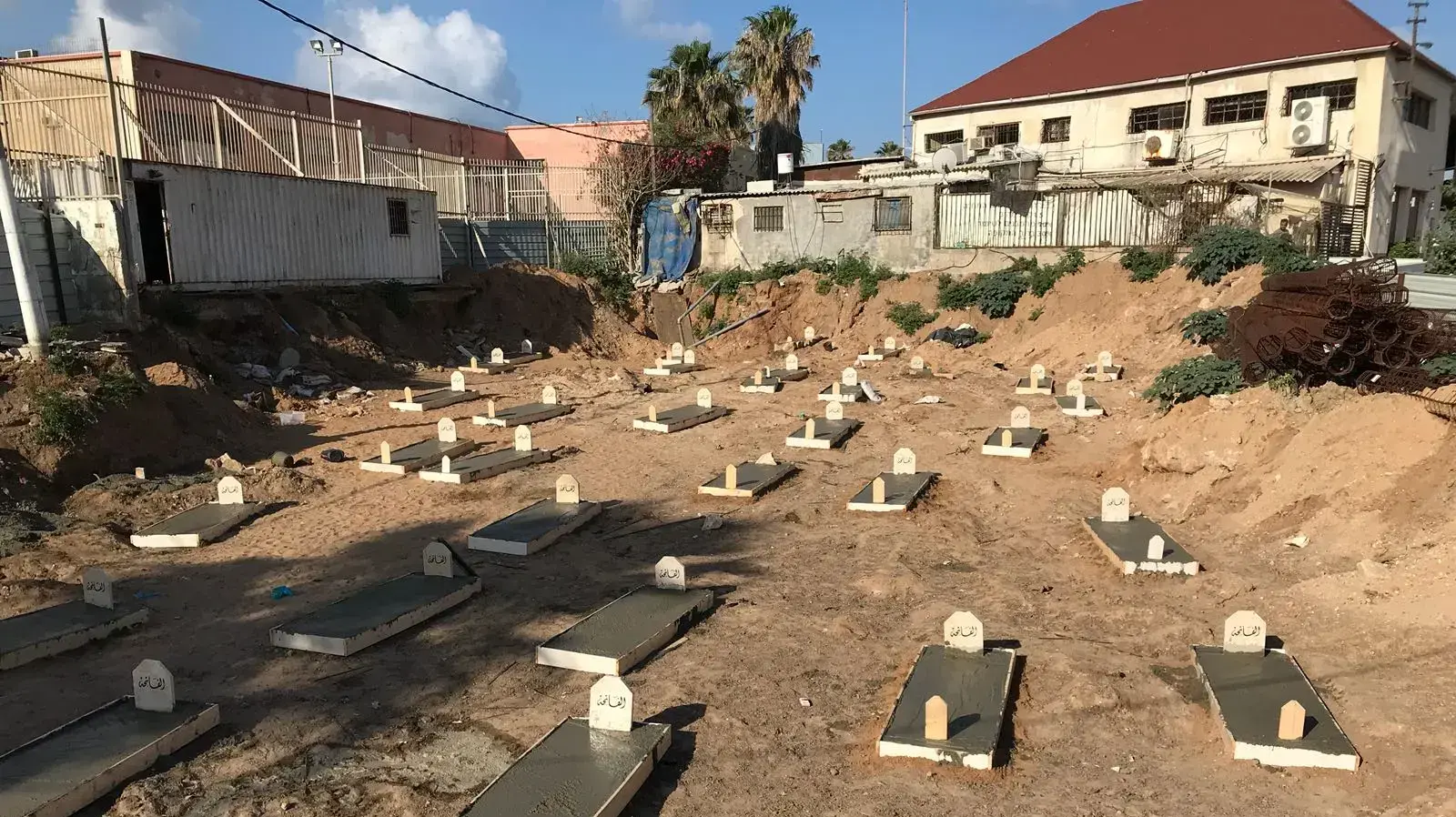 מצבות שהוצבו בשטח שבו נמצאו עצמות אדם ברחוב אליזבת ברגנר בתל אביב מצבות שהוצבו בשטח שבו נמצאו עצמות אדם ברחוב אליזבת ברגנר בתל אביב
