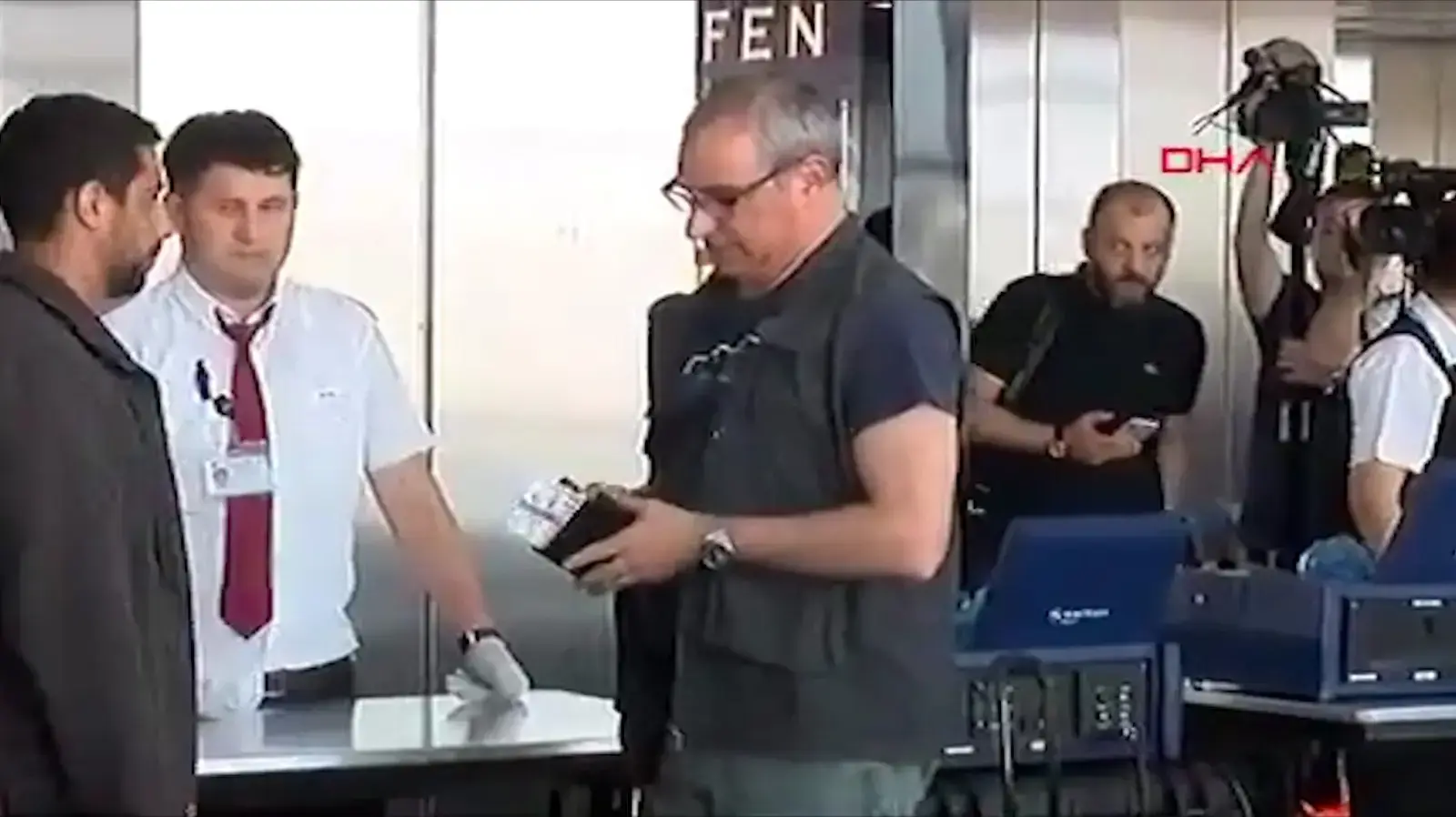 הממונה הטורקי בתל אביב זומן לשיחת נזיפה במשרד החוץ על יחס בלתי הולם לשגריר ישראל איתן נאה בשדה התעופה בישראל, שכלל ביצוע בידוק ביטחוני מחמיר, בנוכחות מכוונת של כלי תקשורת טורקיים, 16 במאי 2018 הממונה הטורקי בתל אביב זומן לשיחת נזיפה במשרד החוץ על יחס בלתי הולם לשגריר ישראל איתן נאה בשדה התעופה בישראל, שכלל ביצוע בידוק ביטחוני מחמיר, בנוכחות מכוונת של כלי תקשורת טורקיים, 16 במאי 2018