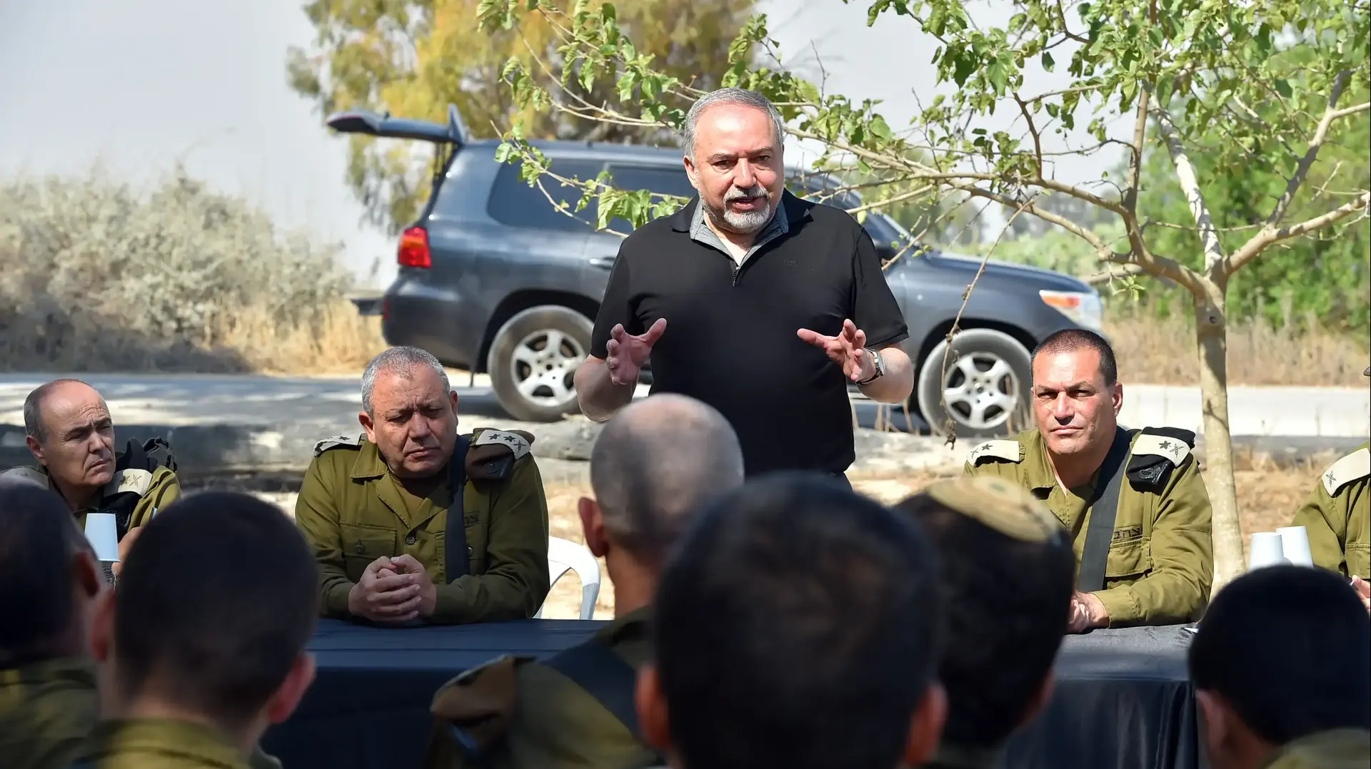 שר הביטחון אביגדור ליברמן עם הרמטכ"ל גדי איזנקוט בסיור באוגדת עזה ב-16 במאי 2018 שר הביטחון אביגדור ליברמן עם הרמטכ"ל גדי איזנקוט בסיור באוגדת עזה ב-16 במאי 2018