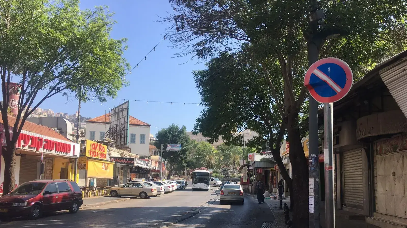 שתי נשים שנמצאו מחוסרות הכרה בדירה בטבריה. חובשים ופראמדיקים של מד"א ביצעו בדיקות רפואיות ומדווחים על שתי נשים בשנות העשרים והחמישים ללא סימני חיים וקובעים את מותם במקום.
