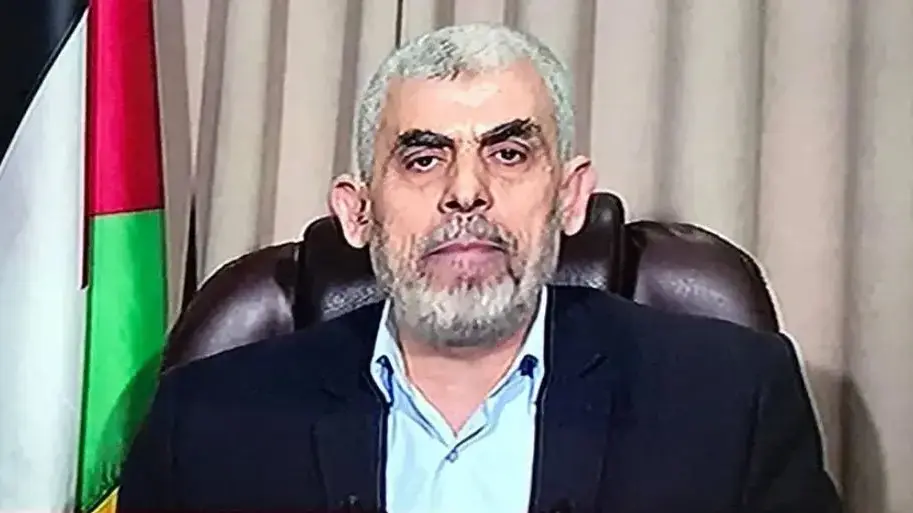 מנהיג חמאס ברצועת עזה, יחיא סינוואר במהלך ראיון לרשת אל-ג'זירה
 