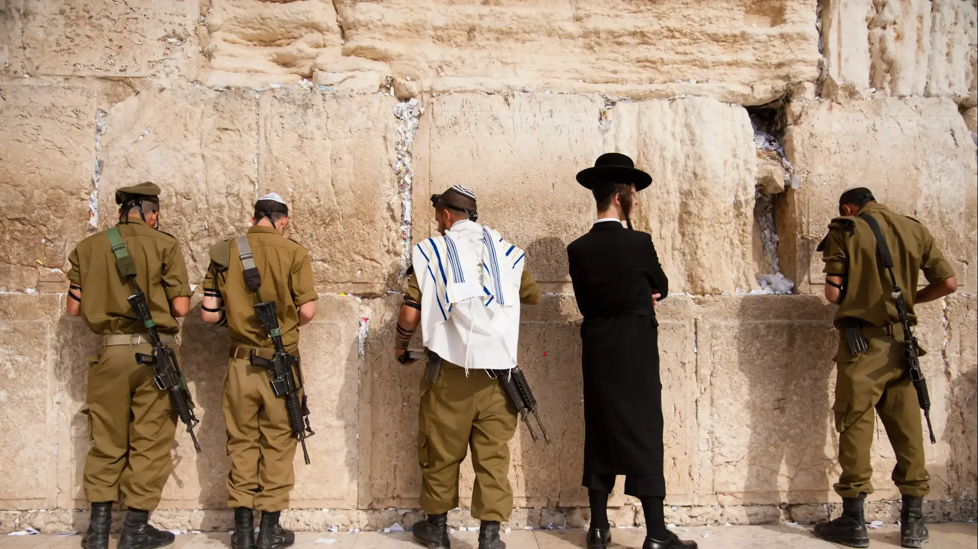 חיילי צה"ל ואברך חרדי עובדים ליד הכותל המערבי חיילי צה"ל ואברך חרדי עובדים ליד הכותל המערבי