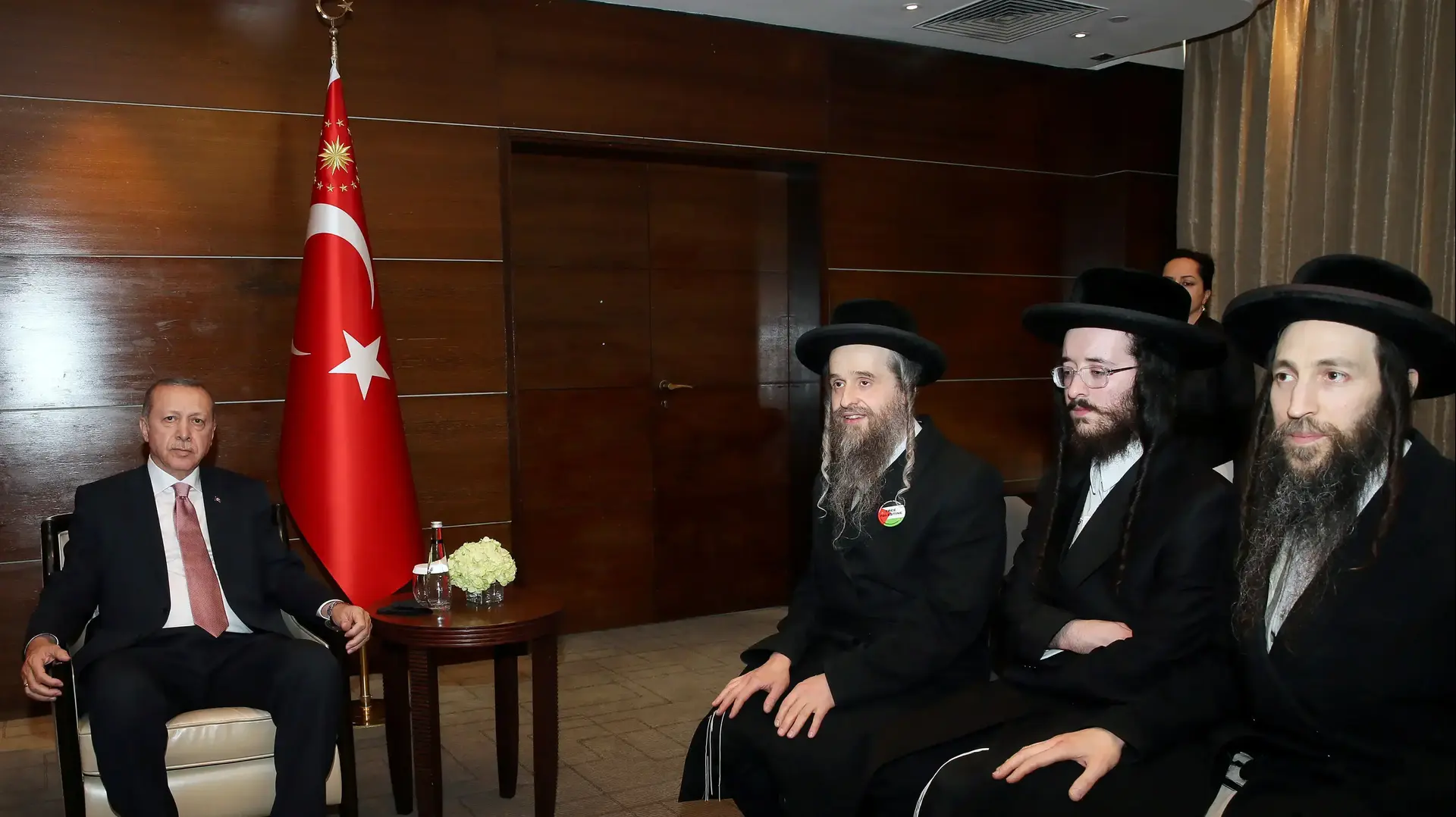 נשיא טורקיה ארדואן עם נטורי קרתא בלונדון, בריטניה, 15 במאי 2018 נשיא טורקיה ארדואן עם נטורי קרתא בלונדון, בריטניה, 15 במאי 2018