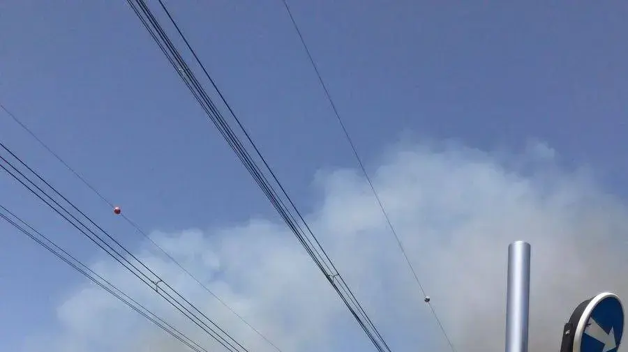 שריפה פרצה בכביש 5 במחלף ירקונים שריפה פרצה בכביש 5 במחלף ירקונים