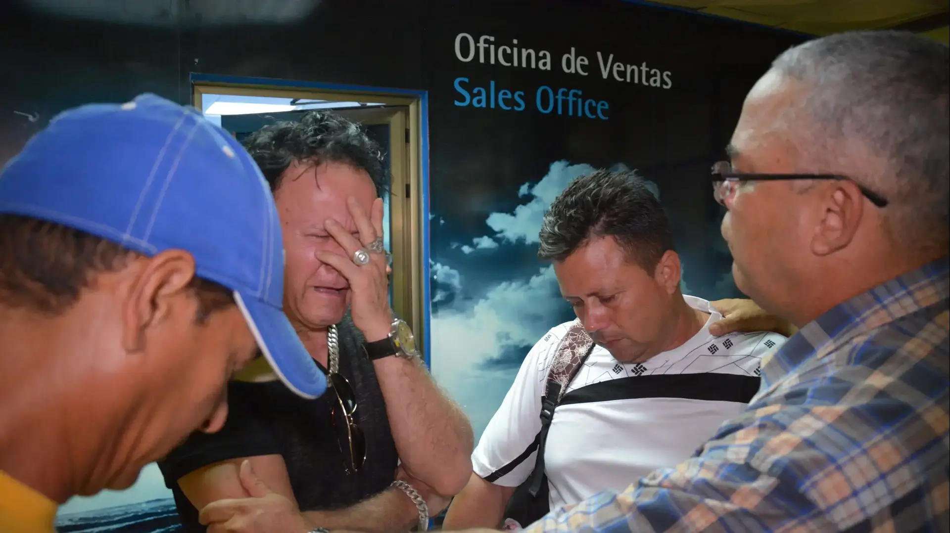 משפחות הנוסעים במטוס שהתרסק ליד הוואנה שבקובה ב-19 במאי 2018 משפחות הנוסעים במטוס שהתרסק ליד הוואנה שבקובה ב-19 במאי 2018