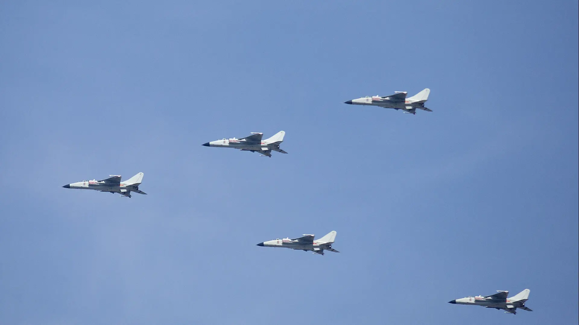 מפציצים סיניים מדגם JH-7 במפגן אווירי לציון כניעת יפן במלחמת העולם השנייה, בשמי בייג'ינג, ספטמבר 2015