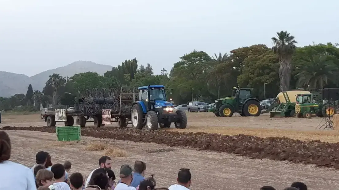 חקלאים בקיבוץ מזרע מציגים את נזקי הפשיעה החקלאית בערב שבועות, 19 במאי 2018
חקלאים בקיבוץ מזרע מציגים את נזקי הפשיעה החקלאית בערב שבועות, 19 במאי 2018