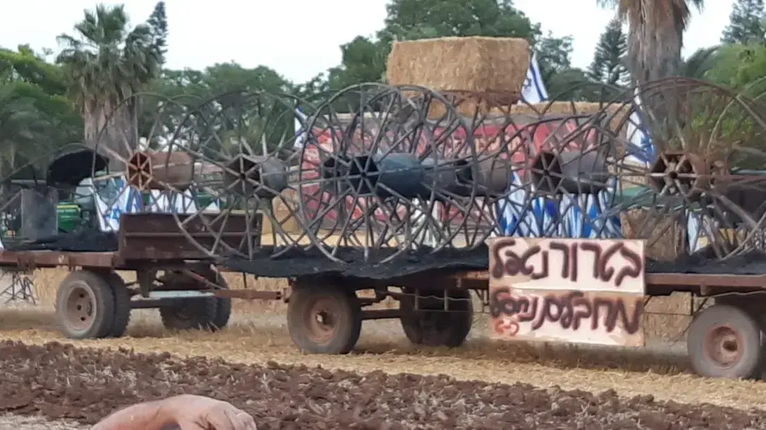 חקלאים בקיבוץ מזרע מציגים את נזקי הפשיעה החקלאית בערב שבועות, 19 במאי 2018