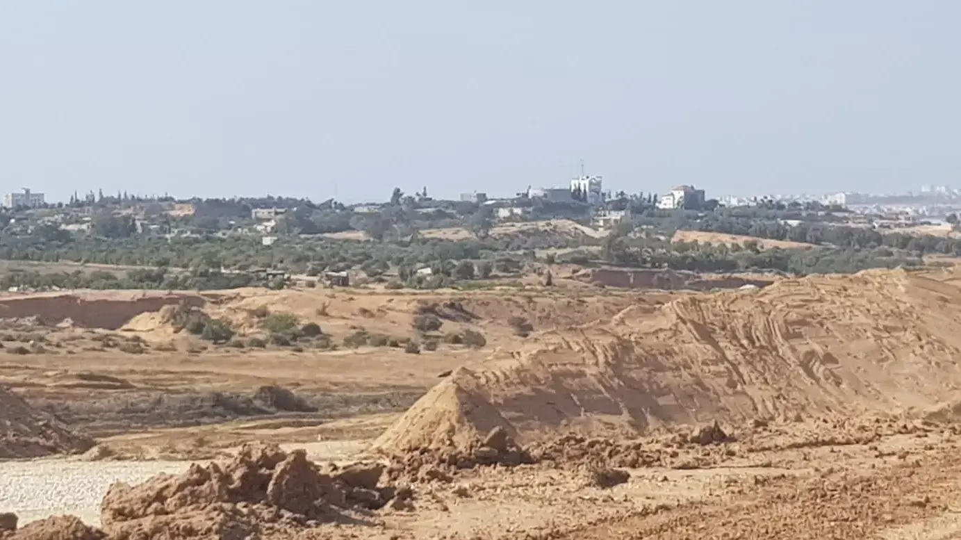 תלולית עפר מזרחית לגדר עם רצועת עזה, מאי 2018 תלולית עפר מזרחית לגדר עם רצועת עזה, מאי 2018