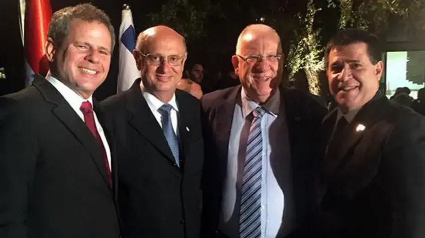 נשיא פרגוואי הורסיו קארטס, ריבלין, חוליו מסר ודריו מסר בביקורו של קארטס בישראל ב-2016 נשיא פרגוואי הורסיו קארטס, ריבלין, חוליו מסר ודריו מסר בביקורו של קארטס בישראל ב-2016