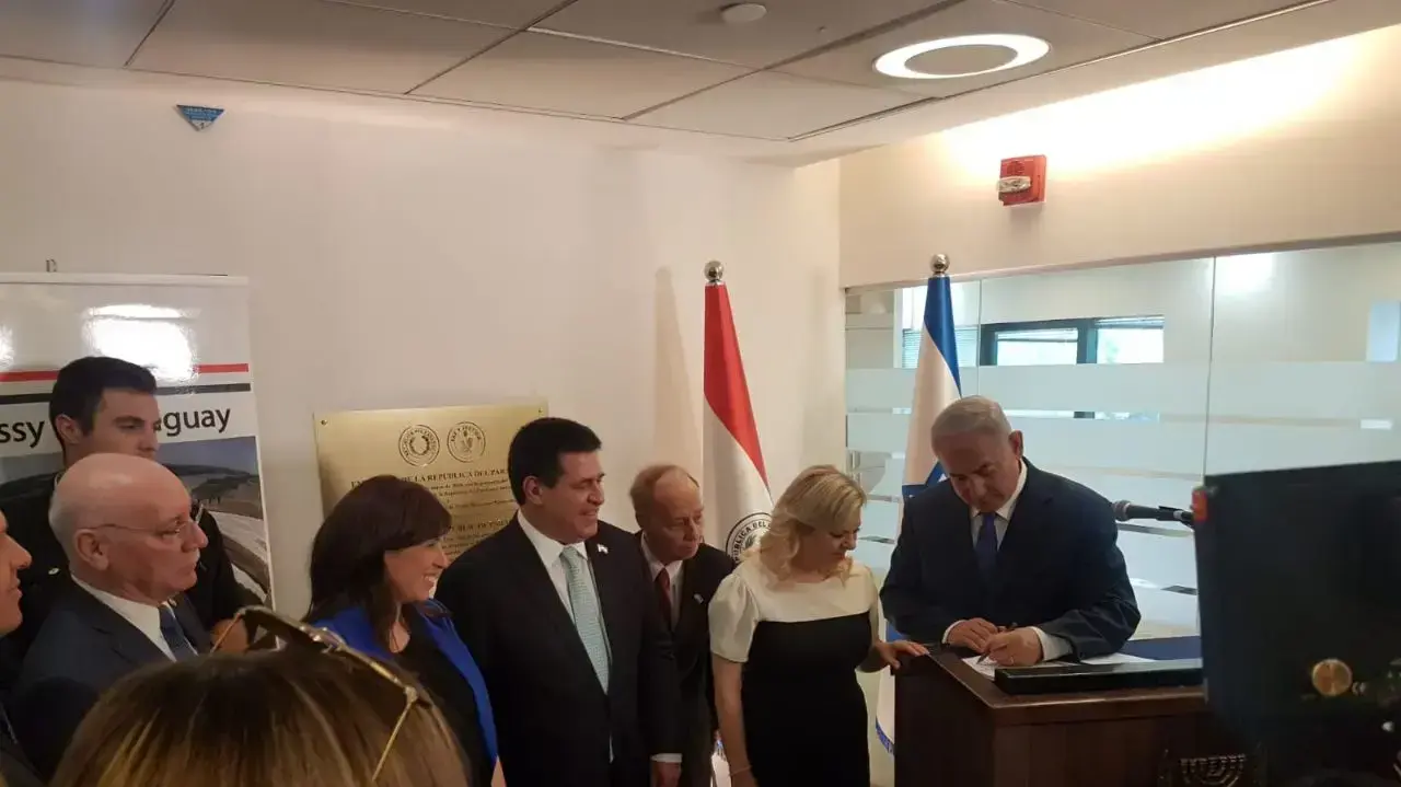 בנימין נתניהו ורעייתו שרה עם נשיא פרגוואי הורסיו קרטס בפתיחת השגרירות בירושלים ב-21 במאי 2018