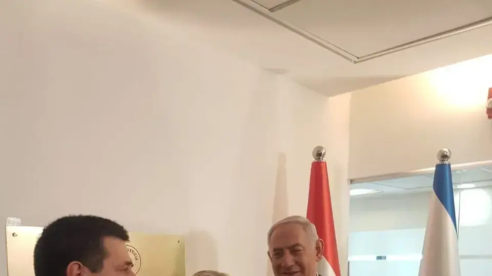 נשיא פרגוואי הורסיו קרטס עם בנימין נתניהו ורעייתו שרה בפתיחת השגרירות בירושלים ב-21 במאי 2018 נשיא פרגוואי הורסיו קרטס עם בנימין נתניהו ורעייתו שרה בפתיחת השגרירות בירושלים ב-21 במאי 2018
