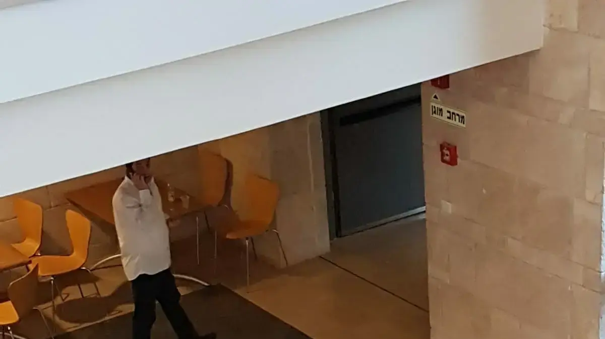 סרבן הגט ירון אטיאס מסתובב במסדרונות משכן הכנסת, 21 במאי 2018