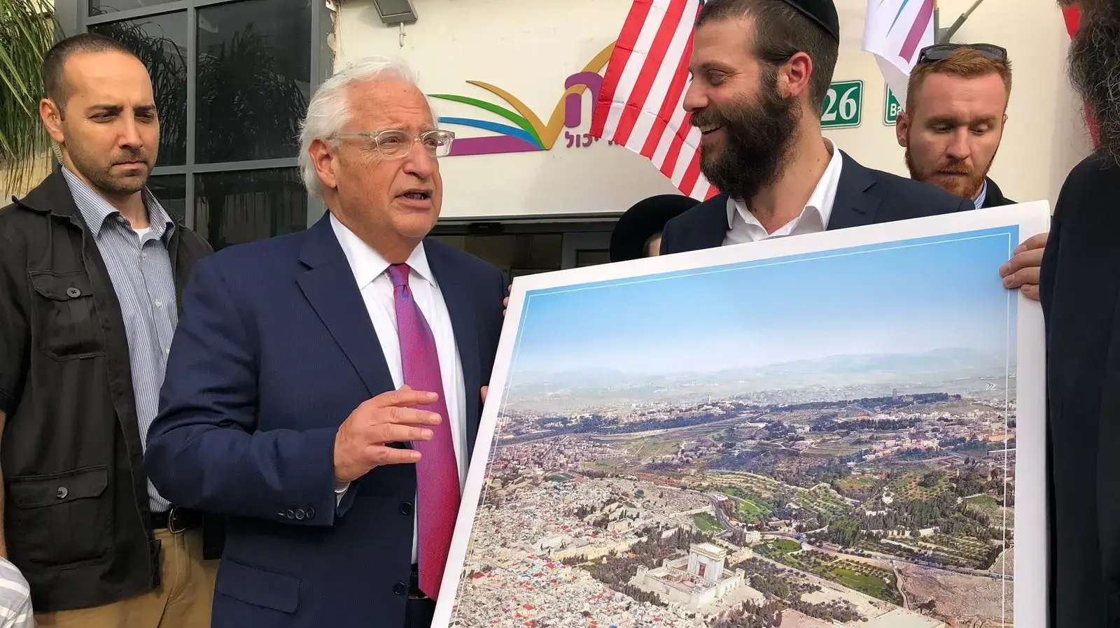 סיור של השגריר דיוויד פרידמן במכון אחיה בבני ברק סיור של השגריר דיוויד פרידמן במכון אחיה בבני ברק