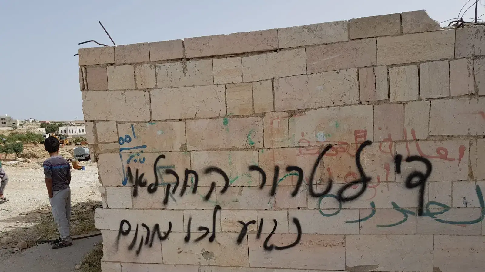 ערימות חציר שהוצתו בכפר א-דיראת שבדרום הר חברון, 23 במאי 2018 ערימות חציר שהוצתו בכפר א-דיראת שבדרום הר חברון, 23 במאי 2018