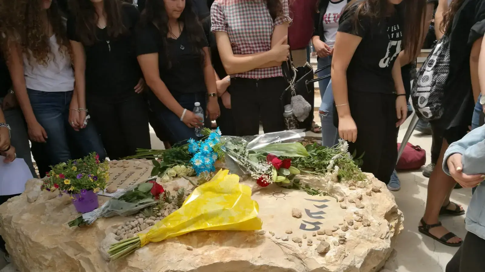 בני משפחתה וחבריה של מעיין ברהום שנהרגה בשיטפונות ב-30 יום למותה ב-25 במאי 2018 בני משפחתה וחבריה של מעיין ברהום שנהרגה בשיטפונות ב-30 יום למותה ב-25 במאי 2018