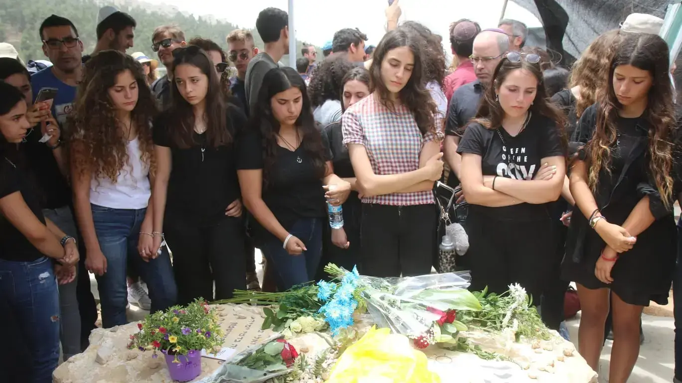 בני משפחתה וחבריה של מעיין ברהום שנהרגה בשיטפונות ב-30 יום למותה ב-25 במאי 2018 בני משפחתה וחבריה של מעיין ברהום שנהרגה בשיטפונות ב-30 יום למותה ב-25 במאי 2018