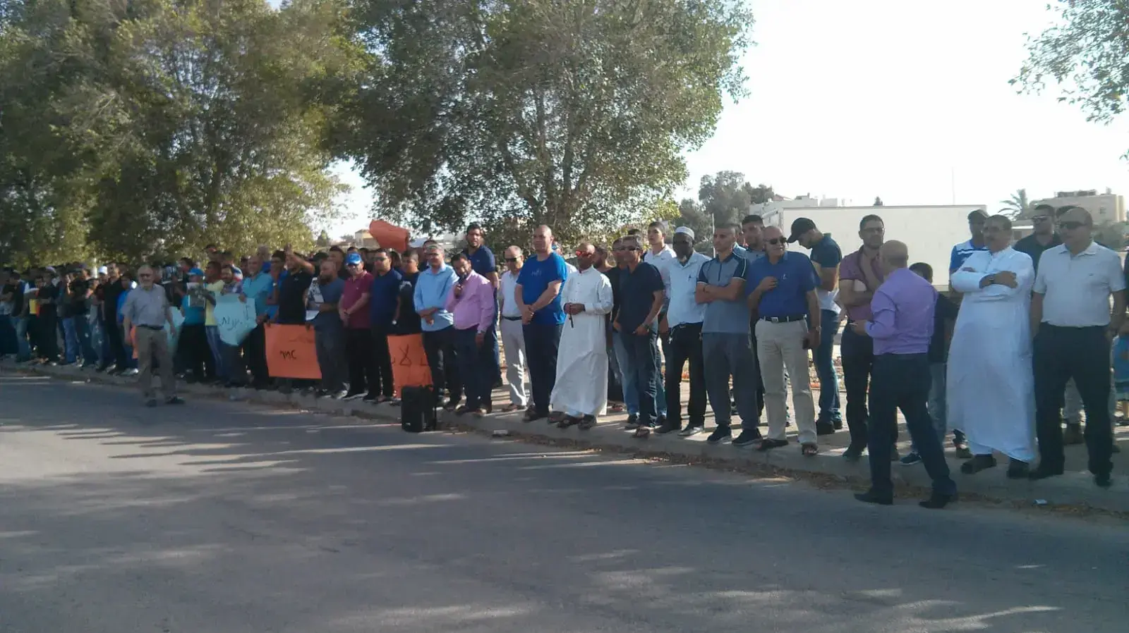 הפגנה ברהט על תיעוד בו נראה שוטר סוטר לעצור הפגנה ברהט על תיעוד בו נראה שוטר סוטר לעצור