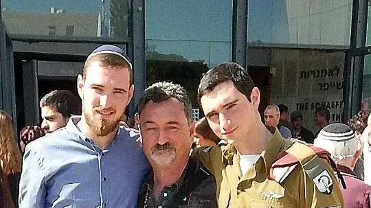 רונן לוברסקי, לוחם דובדבן שנהרג בפעילות מבצעית ליד רמאללה, עם אביו ואחיו רונן לוברסקי, לוחם דובדבן שנהרג בפעילות מבצעית ליד רמאללה, עם אביו ואחיו