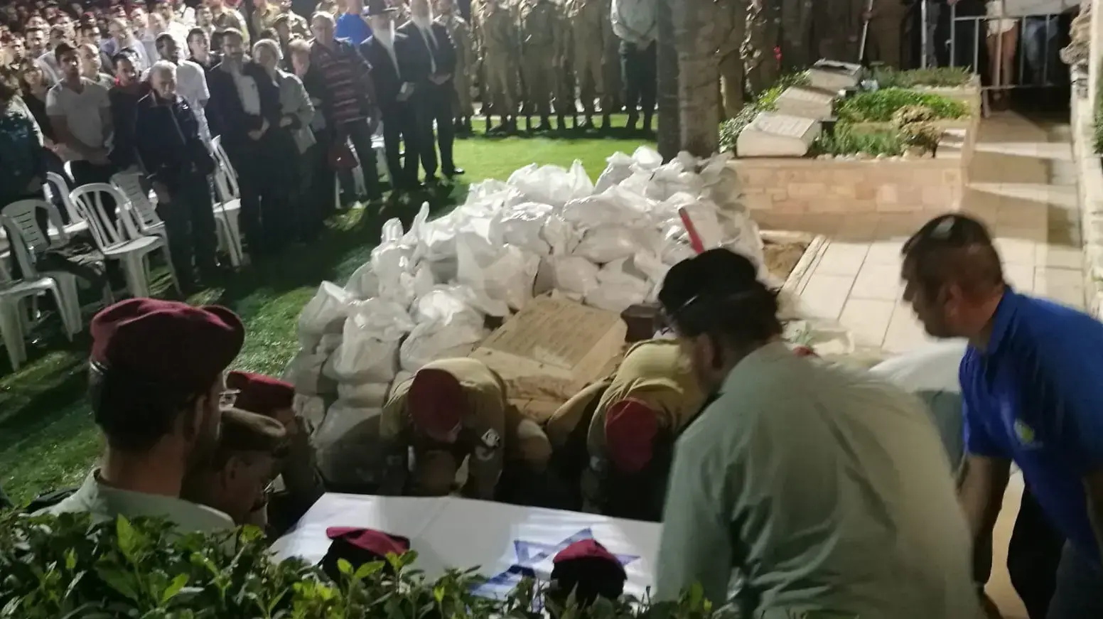 הלווייתו של רונן לוברסקי לוחם דובדבן שנהרג בפעילות מבצעית ליד רמאללה ב-27 במאי 2018 הלווייתו של רונן לוברסקי לוחם דובדבן שנהרג בפעילות מבצעית ליד רמאללה ב-27 במאי 2018