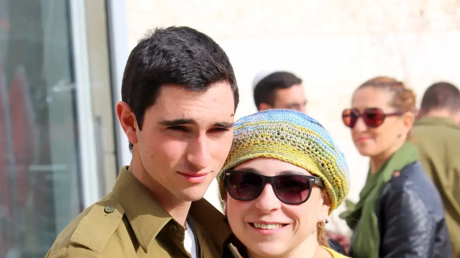 רונן לוברסקי ההרוג מיחידת דובדבן שנפגע בראשו מלוח שיש שהושלך לעברו במהלך פעילות מבצעית במחנה הפליטים אל עמארי סמוך לרמאללה עם אמו אלנה 
