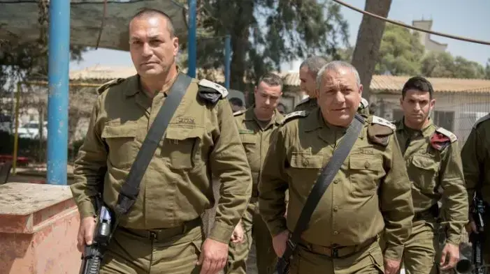 ראש המטה הכללי, רב-אלוף גדי איזנקוט, מפקד פיקוד הדרום, אלוף אייל זמיר ומפקד אוגדת עזה, תת-אלוף יהודה פוקס קיימו הערכת מצב ברצועת עזה.
ראש המטה הכללי, רב-אלוף גדי איזנקוט, מפקד פיקוד הדרום, אלוף אייל זמיר ומפקד אוגדת עזה, תת-אלוף יהודה פוקס קיימו הערכת מצב ברצועת עזה.