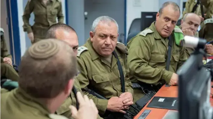 ראש המטה הכללי, רב-אלוף גדי איזנקוט, מפקד פיקוד הדרום, אלוף אייל זמיר ומפקד אוגדת עזה, תת-אלוף יהודה פוקס קיימו הערכת מצב ברצועת עזה.
ראש המטה הכללי, רב-אלוף גדי איזנקוט, מפקד פיקוד הדרום, אלוף אייל זמיר ומפקד אוגדת עזה, תת-אלוף יהודה פוקס קיימו הערכת מצב ברצועת עזה.