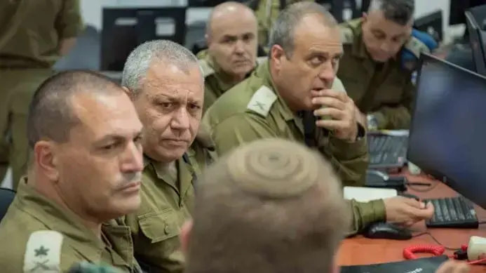 ראש המטה הכללי, רב-אלוף גדי איזנקוט, מפקד פיקוד הדרום, אלוף אייל זמיר ומפקד אוגדת עזה, תת-אלוף יהודה פוקס קיימו הערכת מצב ברצועת עזה.
ראש המטה הכללי, רב-אלוף גדי איזנקוט, מפקד פיקוד הדרום, אלוף אייל זמיר ומפקד אוגדת עזה, תת-אלוף יהודה פוקס קיימו הערכת מצב ברצועת עזה.