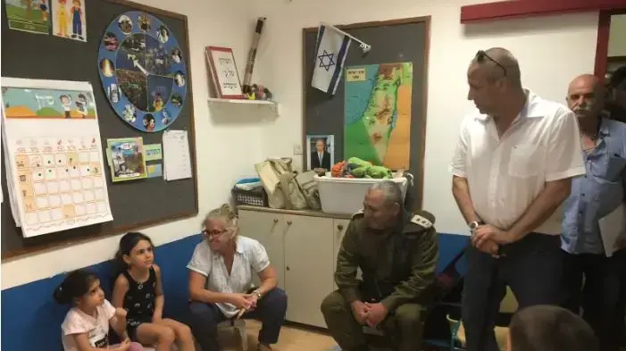 ראש המטה הכללי, רב-אלוף גדי איזנקוט, וראש המועצה האזורית אשכול מר. גדי ירקוני בביקור בגן ילדים במועצה האזורית אשכול במהלך סיור מבצעי והערכת מצב שקיים הרמטכ"ל בפיקוד הדרום ראש המטה הכללי, רב-אלוף גדי איזנקוט, וראש המועצה האזורית אשכול מר. גדי ירקוני בביקור בגן ילדים במועצה האזורית אשכול במהלך סיור מבצעי והערכת מצב שקיים הרמטכ"ל בפיקוד הדרום