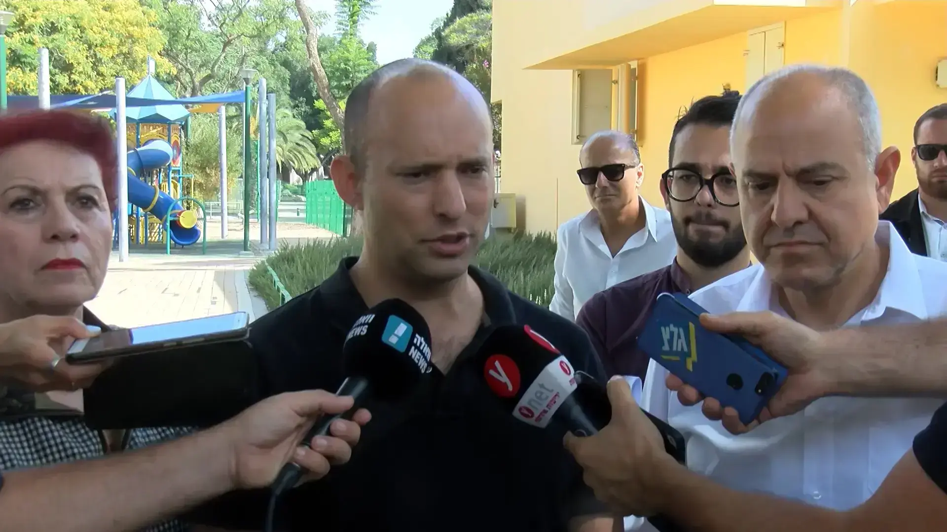 "חמאס אויב חלש"- השר וחבר הקבינט גלנט: יש להימנע מכיבוש רצועת עזה כפי שהשמיעו שרים אחרים בקבינט
שר החינוך נפתלי בנט התייחס לדיווחים מהצד הפלסטיני לפיהם הושגו הבנות להפסקת אש ברצועת עזה: "אין שום הבנות, יש פעולה של מדינת ישראל נגד עזה" "חמאס אויב חלש"- השר וחבר הקבינט גלנט: יש להימנע מכיבוש רצועת עזה כפי שהשמיעו שרים אחרים בקבינט
שר החינוך נפתלי בנט התייחס לדיווחים מהצד הפלסטיני לפיהם הושגו הבנות להפסקת אש ברצועת עזה: "אין שום הבנות, יש פעולה של מדינת ישראל נגד עזה"