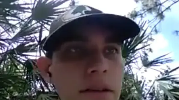 ניקולס קרוז שביצע את הטבח בתיכון סטונם דגלאס בפארקלנד פלורידה, מודיע על כוונתו לירות בחבריו לתיכון מתוך סרטון ששחררה המשטרה, 31 במאי 2018