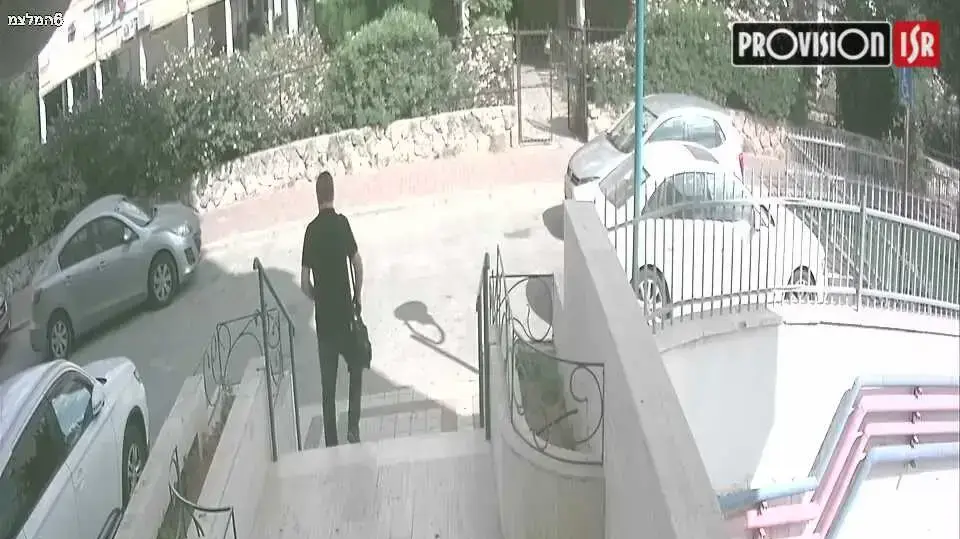תיעוד של הנעדר בוריס בוטרשוילי יוצא מפגישה תיעוד של הנעדר בוריס בוטרשוילי יוצא מפגישה