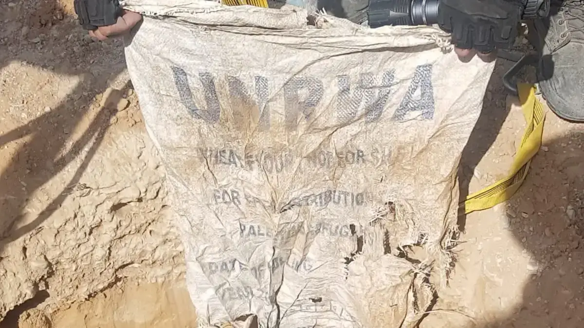 תמונה של שקי מלט שהועברו מארגון אונר?א ונמצאו בתוך מנהרת הטרור שסוכלה השבוע, 31 במאי, 2018 תמונה של שקי מלט שהועברו מארגון אונר?א ונמצאו בתוך מנהרת הטרור שסוכלה השבוע, 31 במאי, 2018