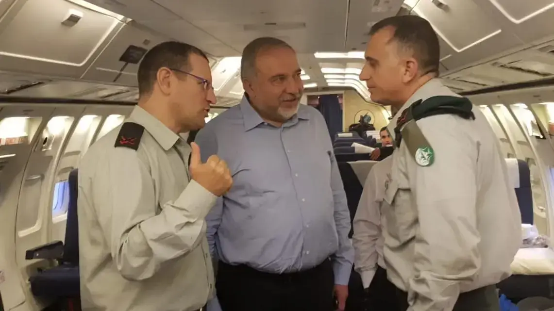 שר הביטחון אביגדור ליברמן על המטוס בדרך למוסקבה עם ראש אמ"ן והמזכיר הצבאי, מאי 2018 שר הביטחון אביגדור ליברמן על המטוס בדרך למוסקבה עם ראש אמ"ן והמזכיר הצבאי, מאי 2018