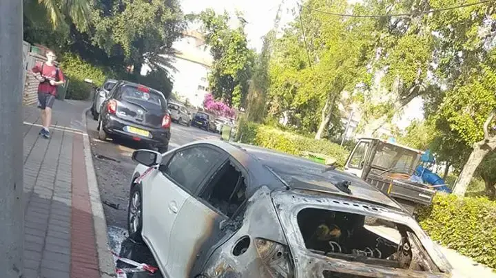 כלי רכב שהוצתו סמוך לגן ילדים בחולון. 1 ביוני 2018