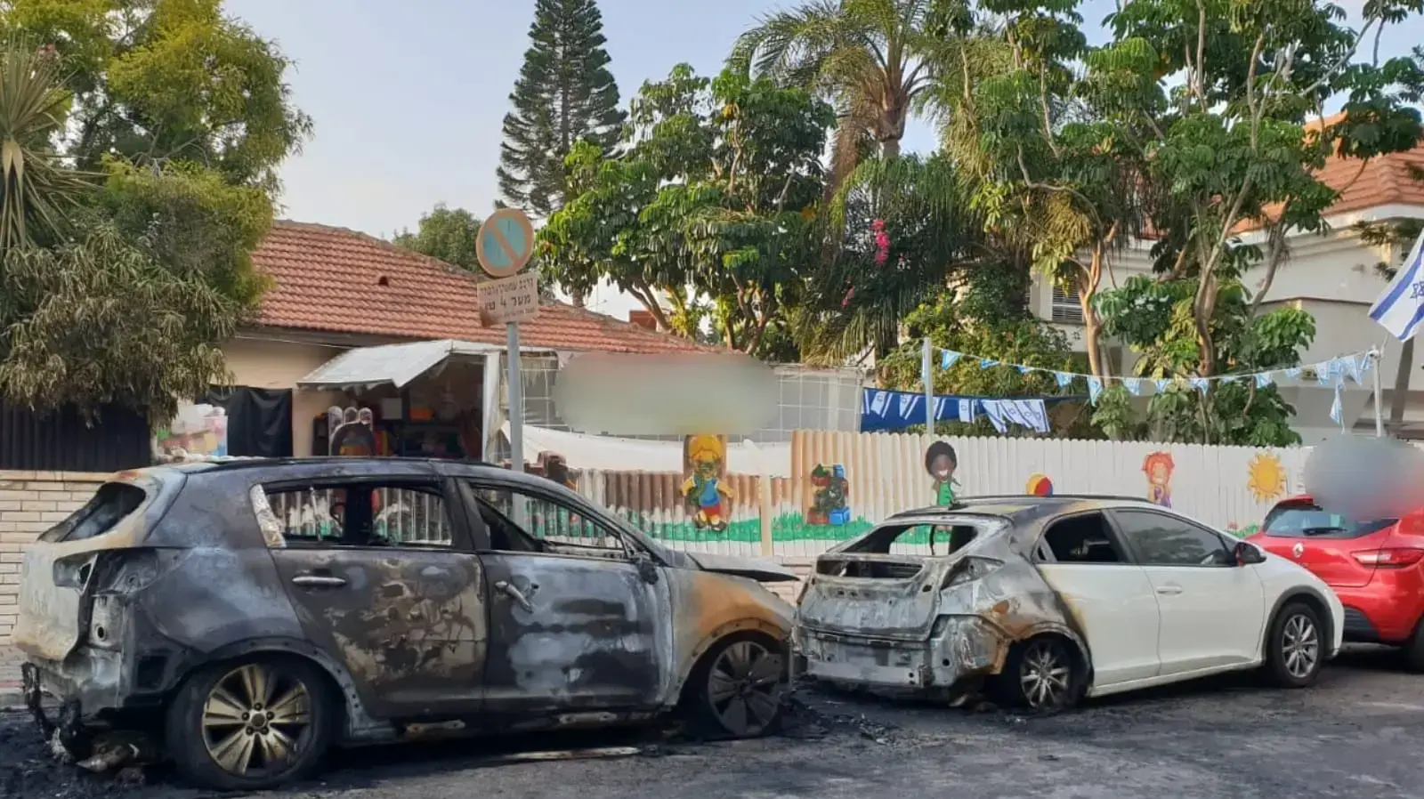 כלי רכב שהוצתו סמוך לגן ילדים בחולון. 1 ביוני 2018