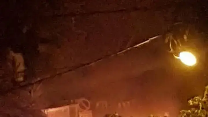 כלי רכב שהוצתו סמוך לגן ילדים בחולון. 1 ביוני 2018
