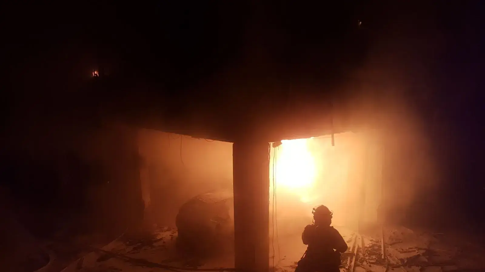 שריפה שפרצה בבניין ובכלי רכב בנהריה שריפה שפרצה בבניין ובכלי רכב בנהריה