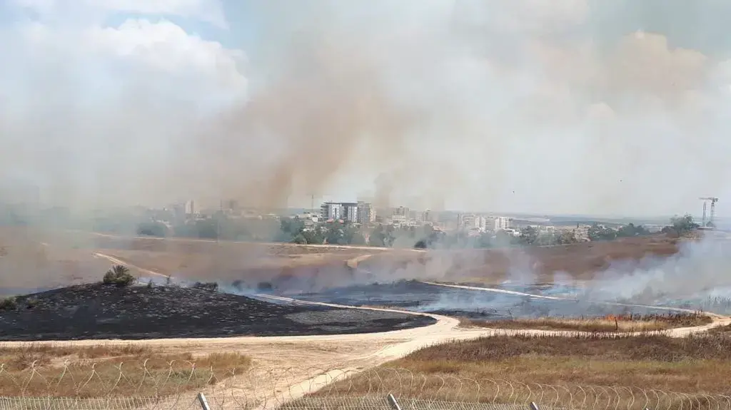שריפה סמוך לקיבוץ ניר עם כתוצאה מעפיפון תבערה ב-2 ביוני 2018 שריפה סמוך לקיבוץ ניר עם כתוצאה מעפיפון תבערה ב-2 ביוני 2018