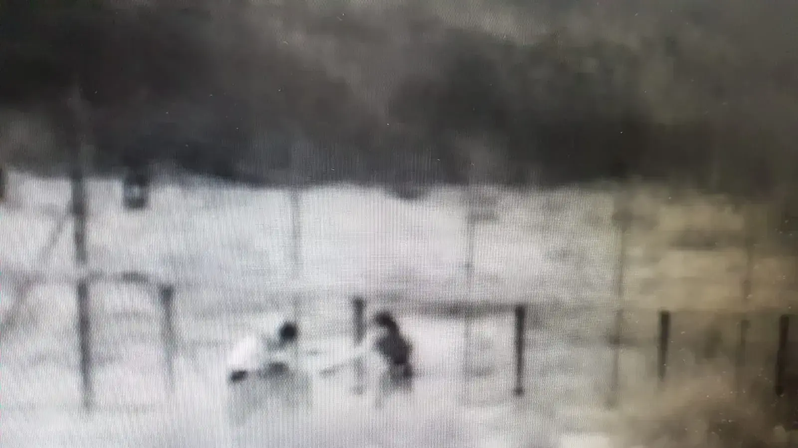 מחבלים חוצים את גדר המערכת בדרום רצועת עזה כדי לפגוע בתשתיות ביטחוניות ב-2 ביוני 2018 מחבלים חוצים את גדר המערכת בדרום רצועת עזה כדי לפגוע בתשתיות ביטחוניות ב-2 ביוני 2018
