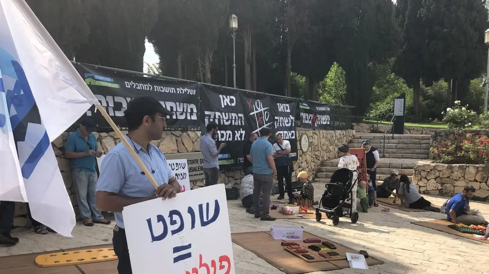 שלטים שנתלו נגד בג"ץ לקראת הדיון בעתירות נגד חוק ההסדרה 3 ביוני 2018