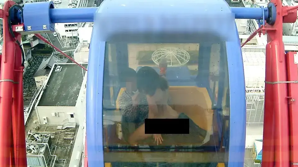 זוג עושה סקס בגלגל ענק