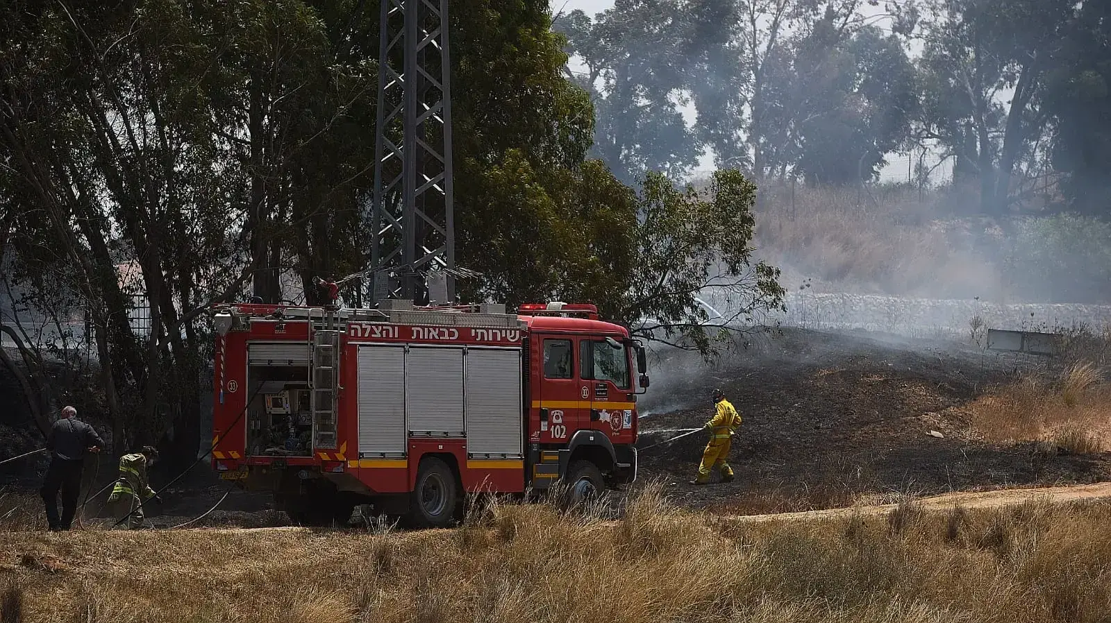 כיבוי שרפות בניר עם בעקבות טרור העפיפונים כיבוי שרפות בניר עם בעקבות טרור העפיפונים