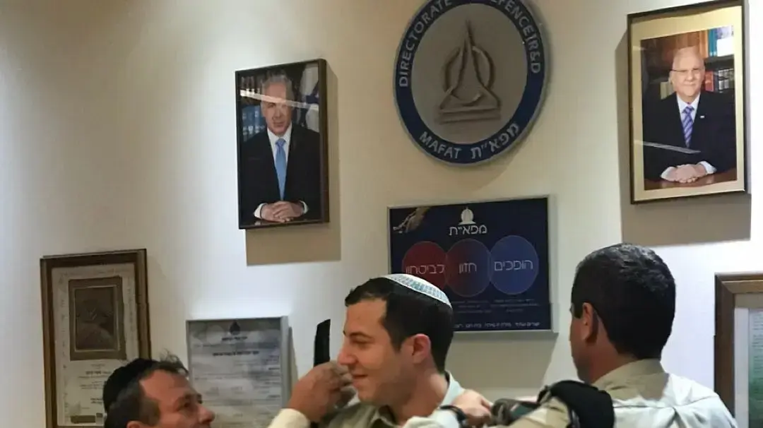 בוריס בוטרשווילי, איש העסקים שגופתו אותרה ביער מודיעין יחד עם משפחתו
(טקס הענקת דרגת הרב-סרן של ערן, בוריס מעניק) בוריס בוטרשווילי, איש העסקים שגופתו אותרה ביער מודיעין יחד עם משפחתו
(טקס הענקת דרגת הרב-סרן של ערן, בוריס מעניק)