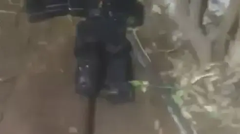 נשק שנחטף מחייל בצומת בית קמה ואותר במהלך מעצר חשודים במעשה, 28 במאי 2018 נשק שנחטף מחייל בצומת בית קמה ואותר במהלך מעצר חשודים במעשה, 28 במאי 2018