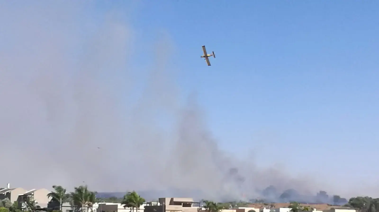 מטוסי כיבוי פועלים להשתלטות על שריפה שפרצה באזור אור הנר שבשער הנגב, 3 ביוני 2018 מטוסי כיבוי פועלים להשתלטות על שריפה שפרצה באזור אור הנר שבשער הנגב, 3 ביוני 2018