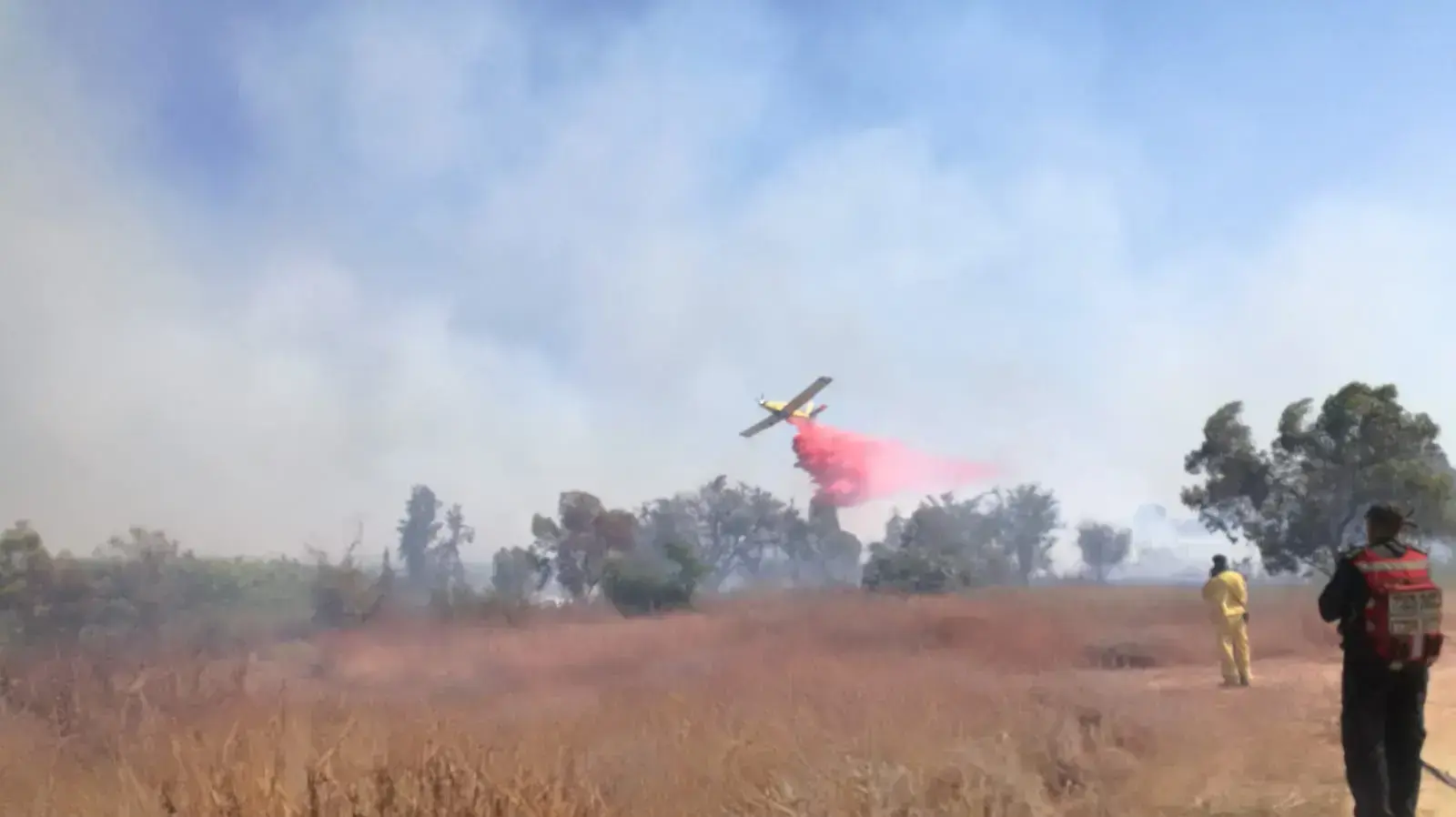מטוסי כיבוי פועלים להשתלטות על שריפה שפרצה באזור אור הנר שבשער הנגב, 3 ביוני 2018 מטוסי כיבוי פועלים להשתלטות על שריפה שפרצה באזור אור הנר שבשער הנגב, 3 ביוני 2018