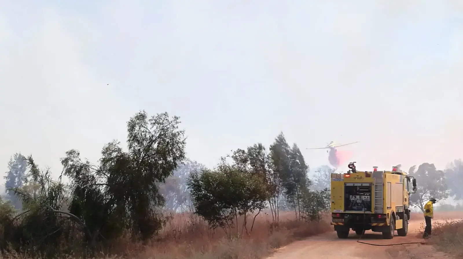 מטוסי כיבוי פועלים להשתלטות על שריפה שפרצה באזור אור הנר שבשער הנגב, 3 ביוני 2018 מטוסי כיבוי פועלים להשתלטות על שריפה שפרצה באזור אור הנר שבשער הנגב, 3 ביוני 2018