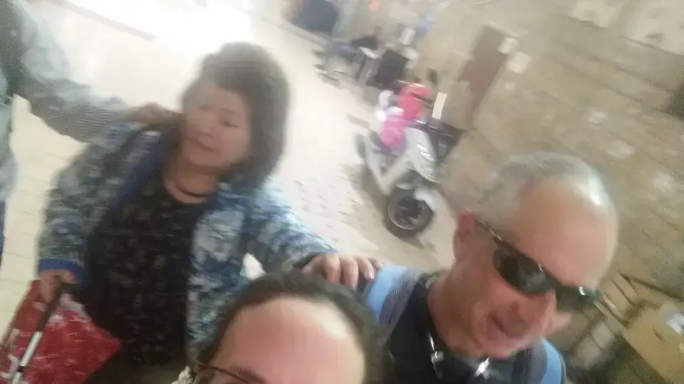 טובית נייזר מוליכה שניים מהמשתתפים העיוורים של סדנת הכתיבה היוצרת של הספרייה המרכזית לעיוורים ולקויי ראייה טובית נייזר מוליכה שניים מהמשתתפים העיוורים של סדנת הכתיבה היוצרת של הספרייה המרכזית לעיוורים ולקויי ראייה